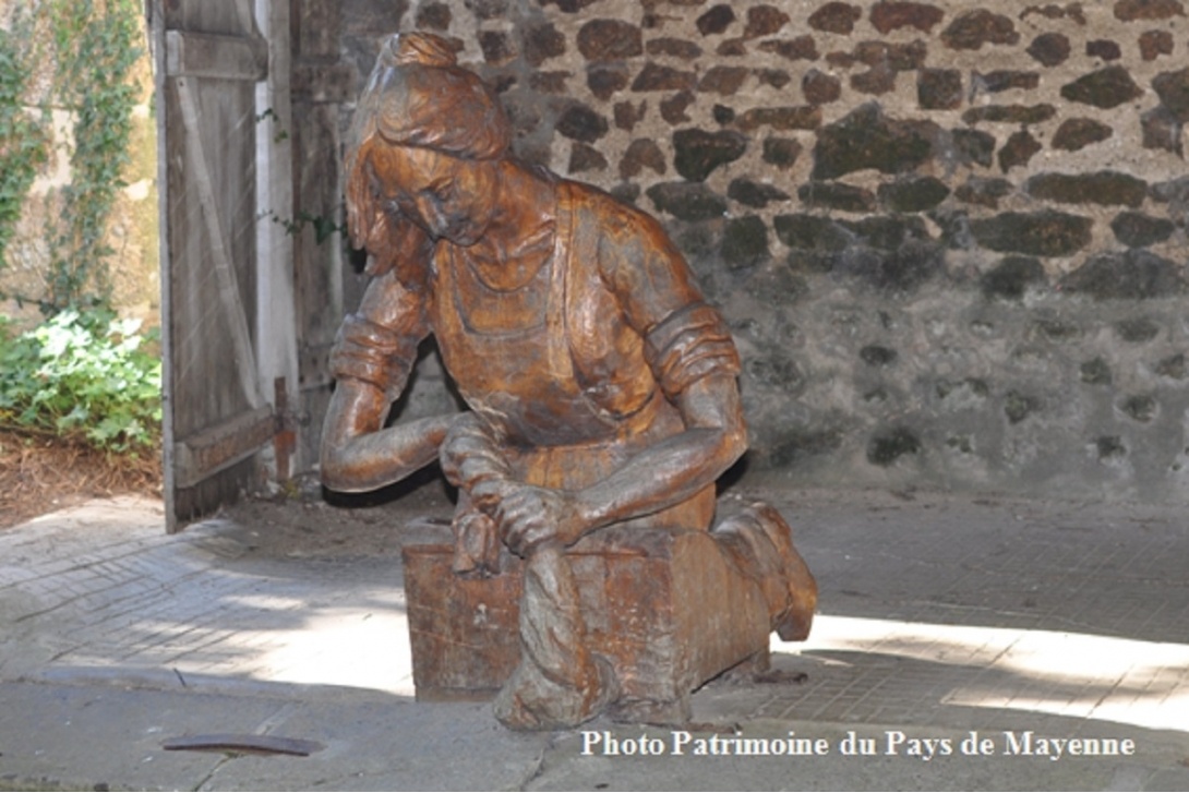 Lassay-les-Châteaux - Lavoir municipal, statue de Alain Legros (2016)