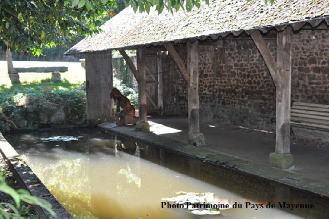 Lassay-les-Châteaux - Lavoir et Lavandière du sculpteur Alain Legros (2016)