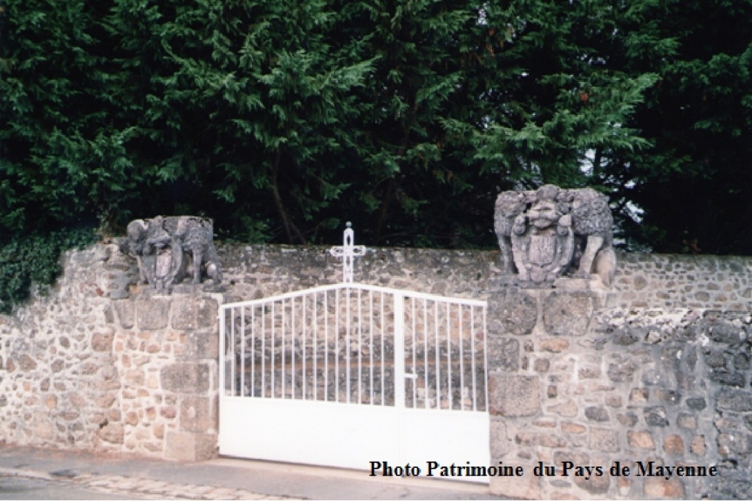 Alexain - Entrée du Cimetière, Pierres provenant du Château de la Feuillée (2001)