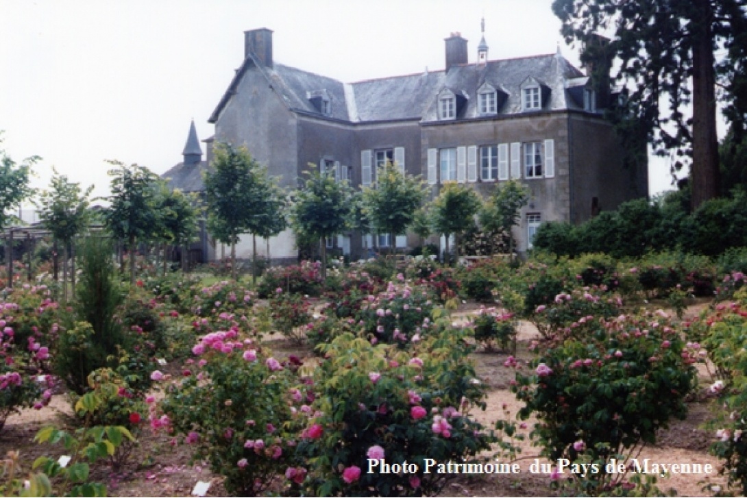 Commer - Château de la Cour et sa roseraie (1999)