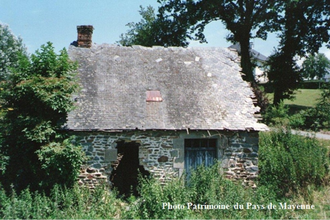 Mayenne - Lavoir de la Tête Rouge, Chemin du Pommier (1994, aujourd'hui démoli)