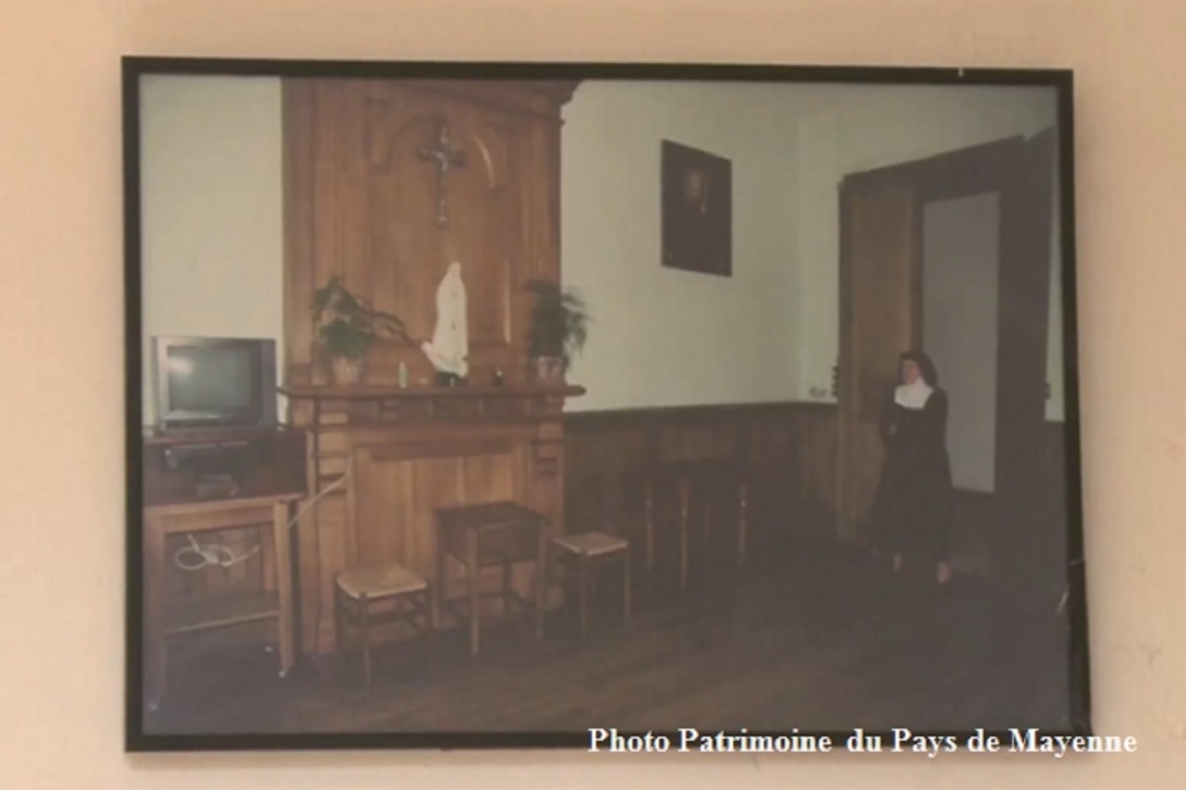 La Visitation de Mayenne - Salle de Communauté (en fond, photo J.-B. Deguara)