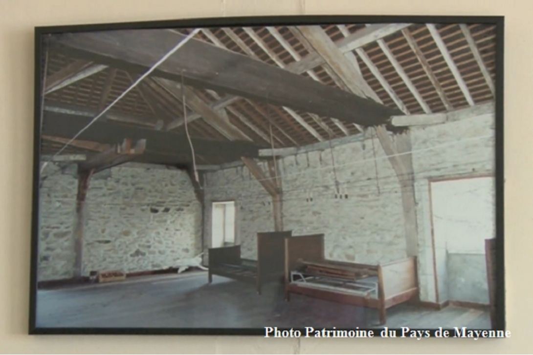 La Visitation de Mayenne - Grenier du bâtiment de 1880 (en fond, photo J.-B. Deguara)